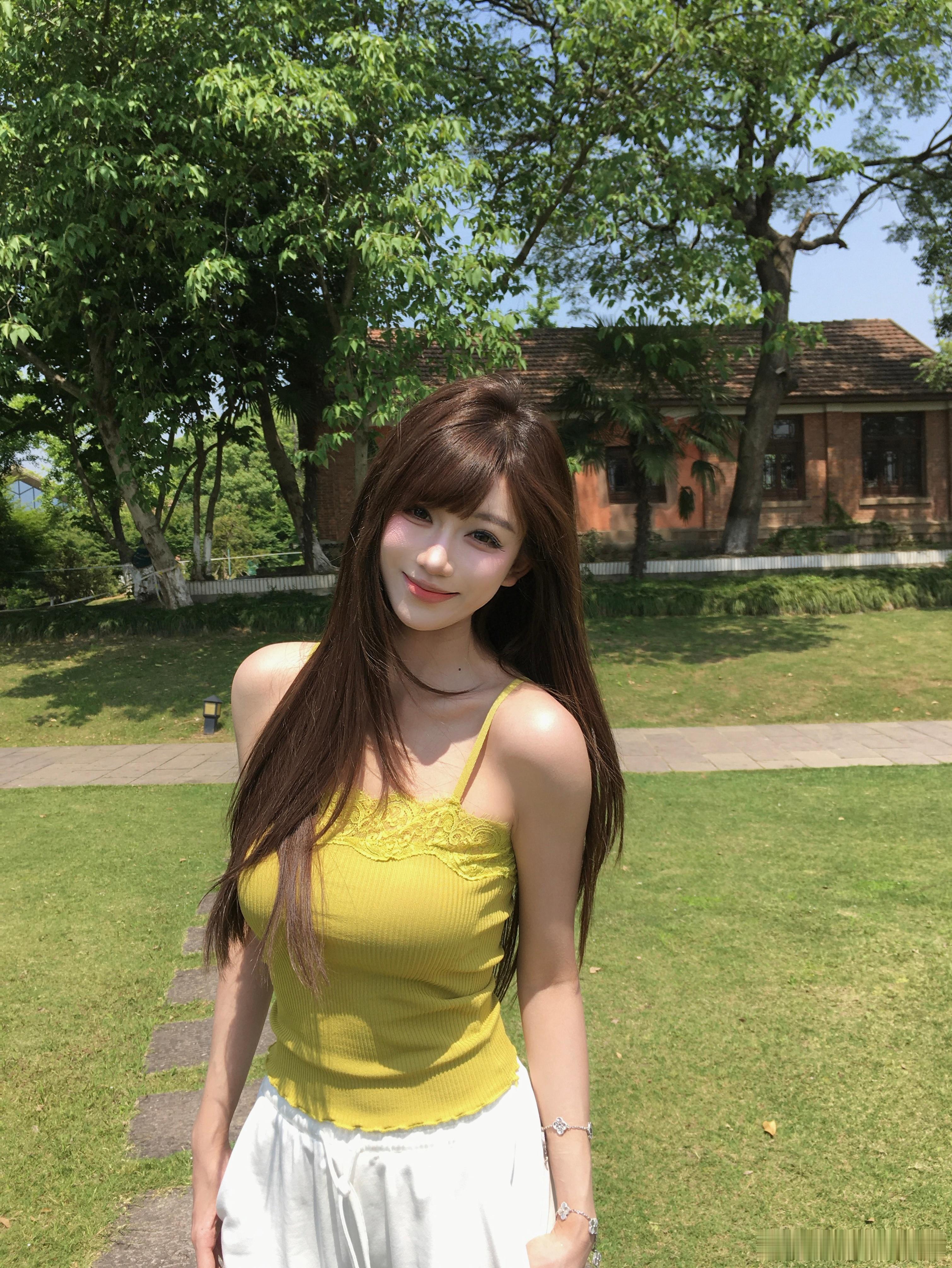 我和绿色🍃开上护眼模式了哈哈哈 每到夏天就很喜欢剪刘海 