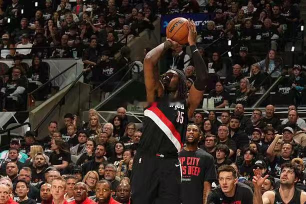 罗伯特-威廉姆斯在季后赛前两场中的表现其实都是不错的，进攻效率不错，防守能力也有