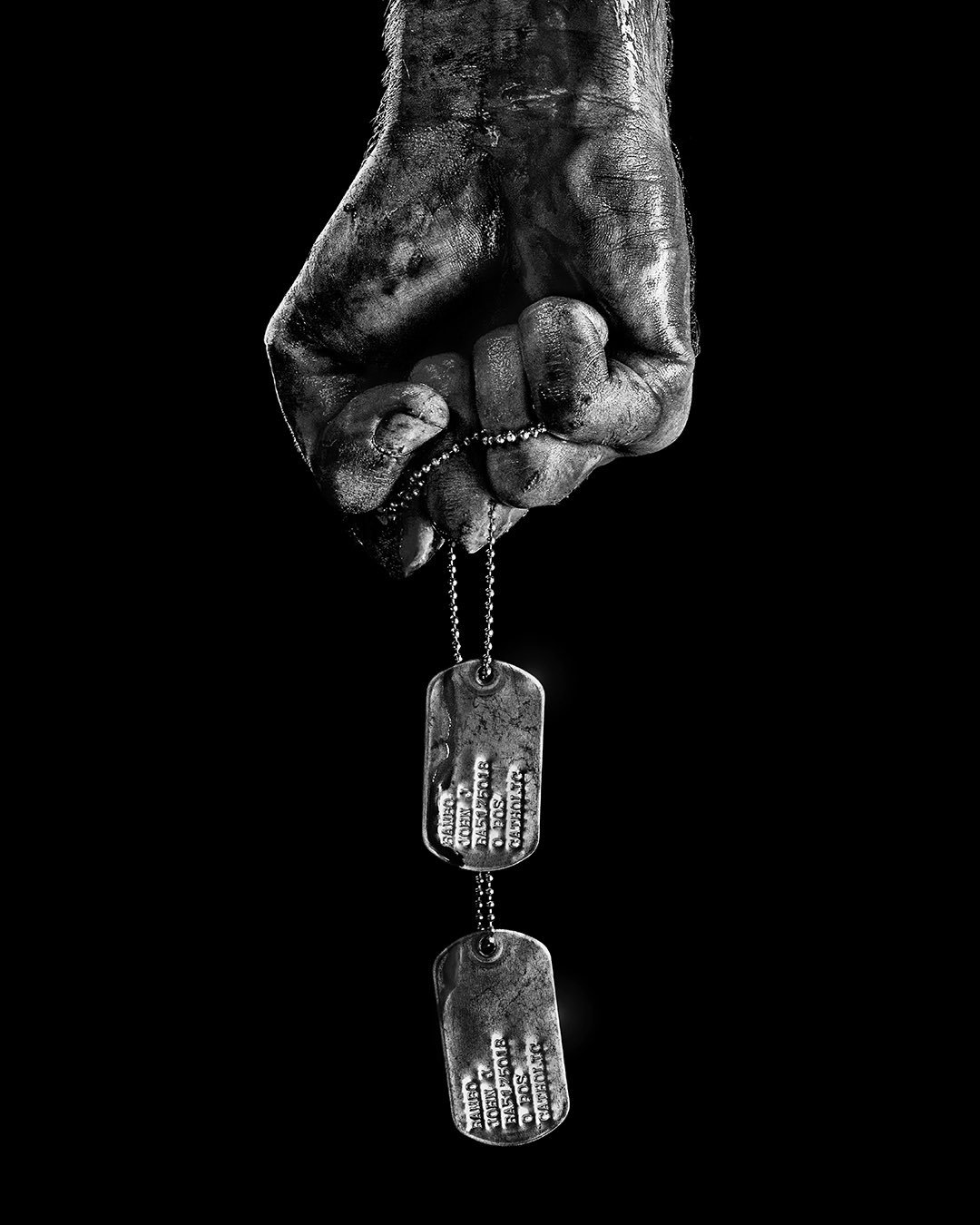 《第一滴血》前传电影首曝海报，诺亚·森蒂尼奥饰演青年约翰·兰博。本片由《永生战士