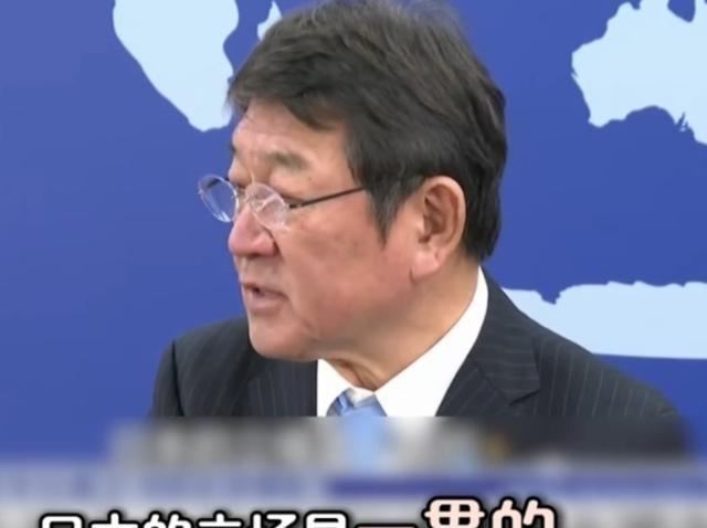 日本外相举行记者会，一名记者当场起身，面对面追问了两句：“你是否承认中国对台湾地