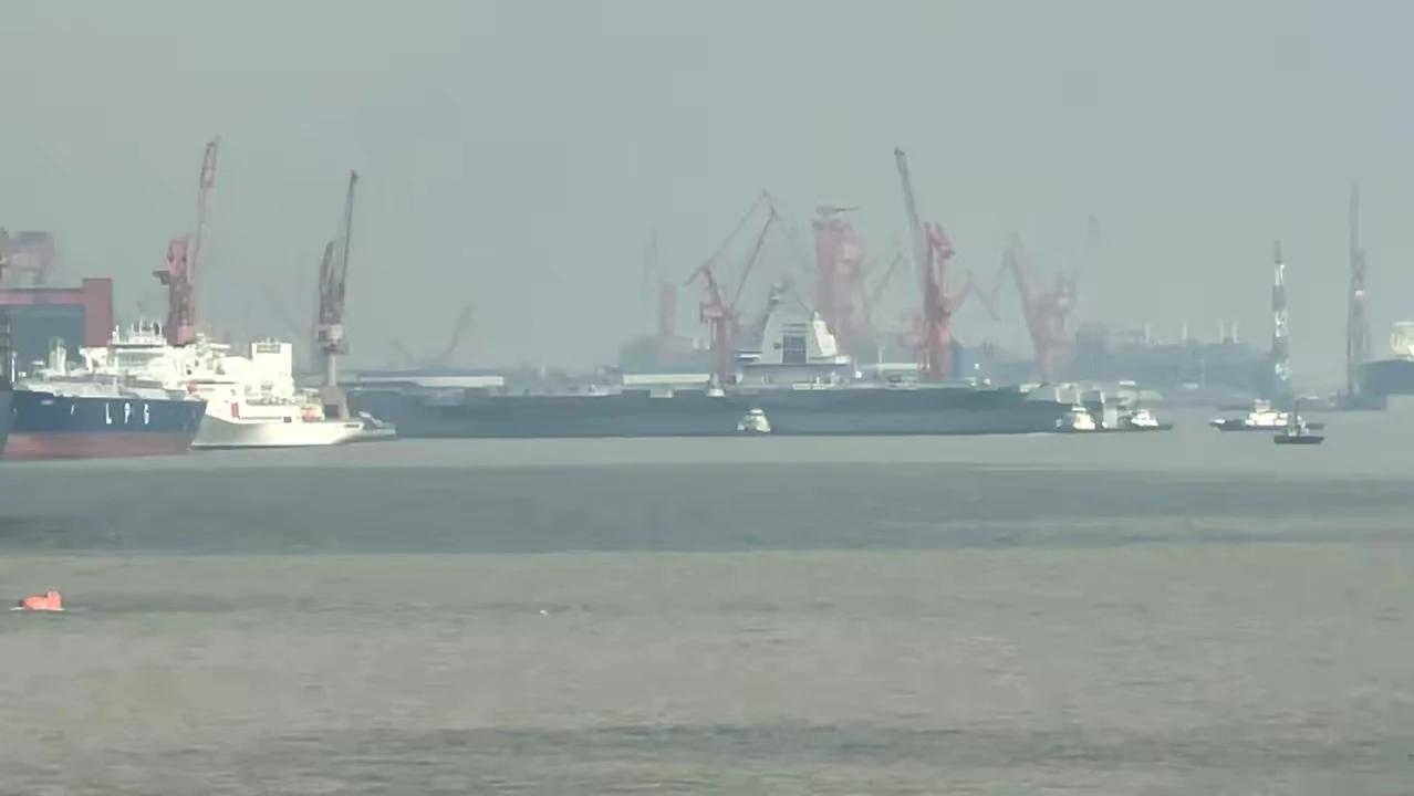 翘首以盼 终于出海海试了，大家烟花放起来祝福建舰海试成功！[赞]