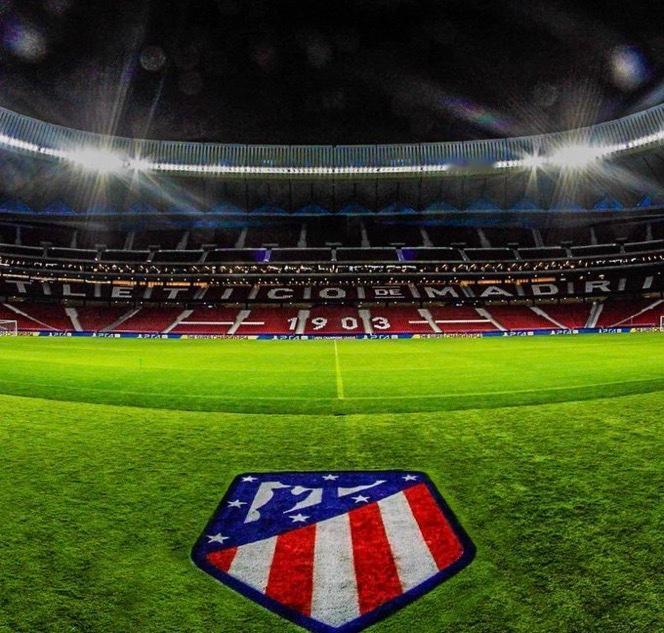 比赛还没踢，氛围已拉满。马德里竞技队特意将大都会球场的草坪留得稍长一些，以打乱比