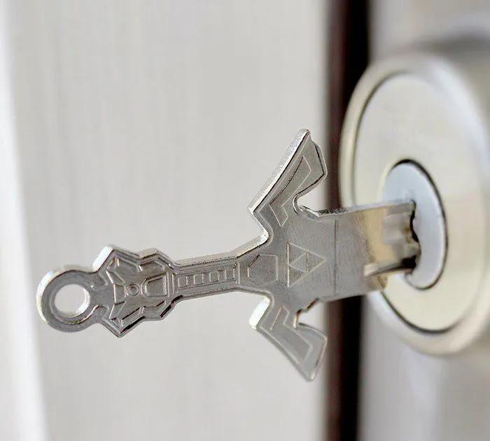 高手在民间[赞]
山东一女子去配钥匙，不料配钥匙大爷配出的钥匙造型颇具艺术观赏价