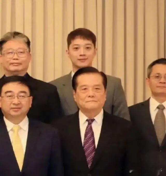 #赖冠霖 赛道#
赖冠霖很久以前就说过他当爱豆不是因为喜欢，只是为了赚钱，这些年
