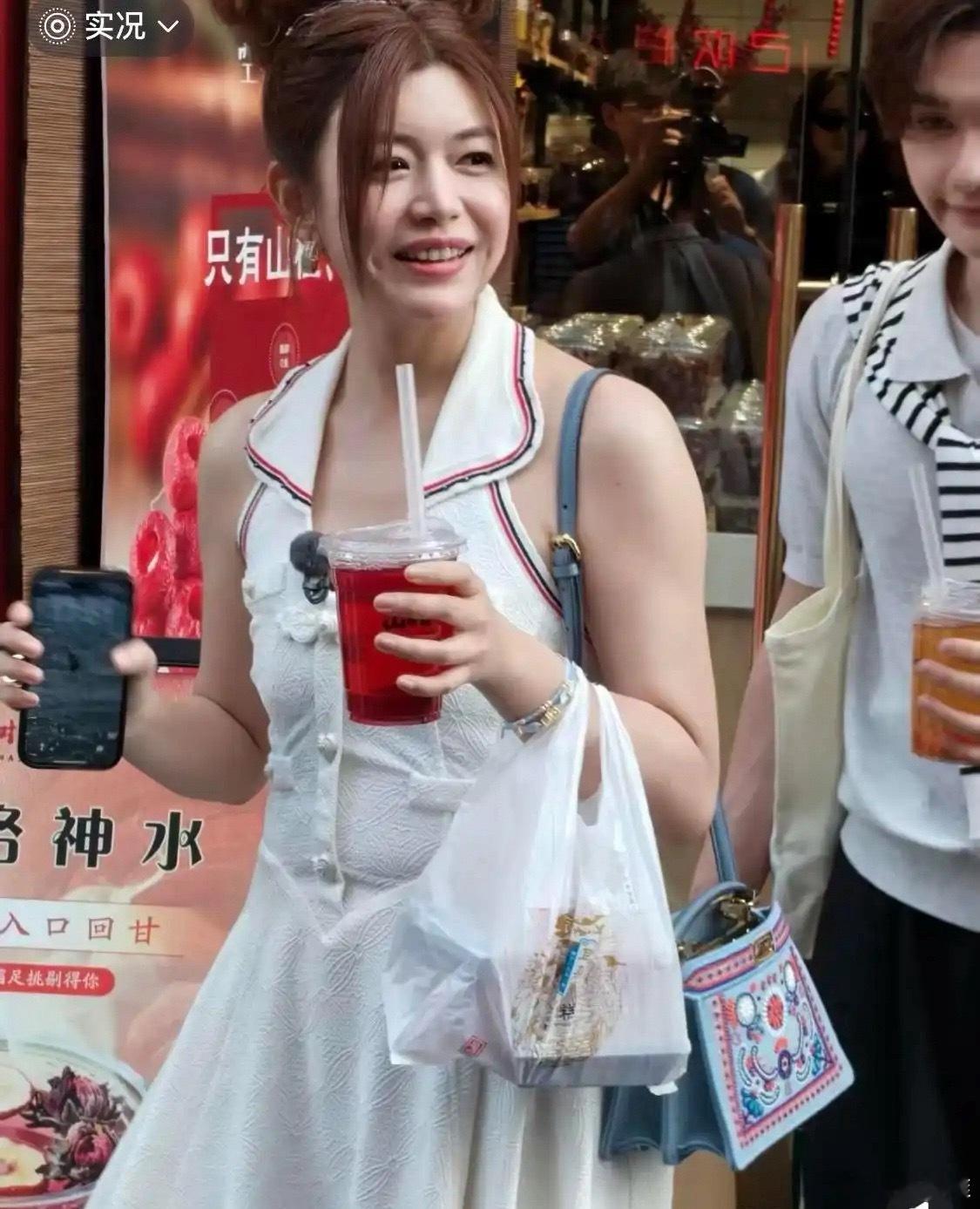 陈妍希好像一直都是微胖的身材，不过她的笑容阳光灿烂，给人青春阳光的感觉，喜欢她现