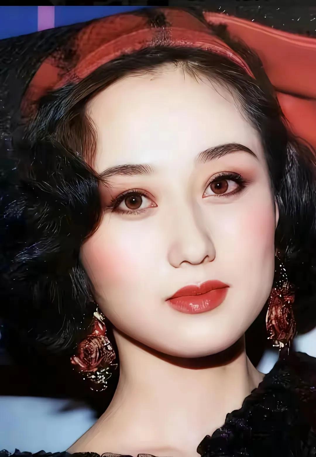 利智的大眼睛真美，水汪汪的。