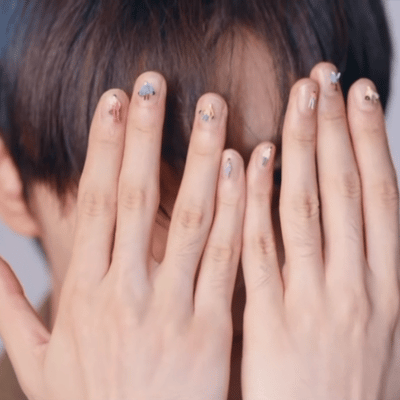 问：周末如何保持身材？答：把 “减肥” 两个字写在天花板上，躺着看，默念即可。早