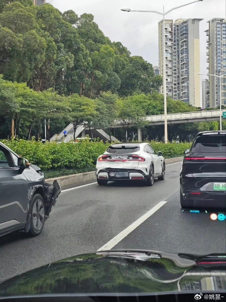这算不算小米yu7上路首撞？还是顶配Max版，我都还没提车啊[苦涩][苦涩] ​