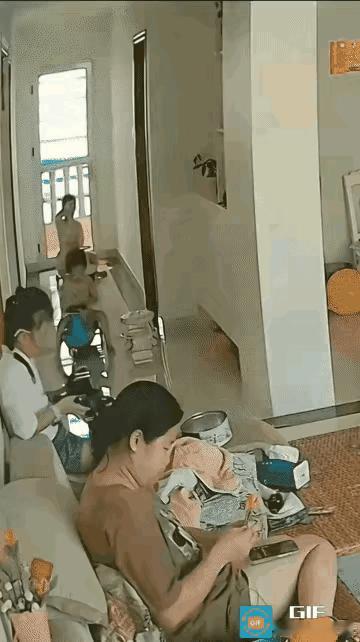 情绪不稳定别当妈，真的，毁孩子一生
