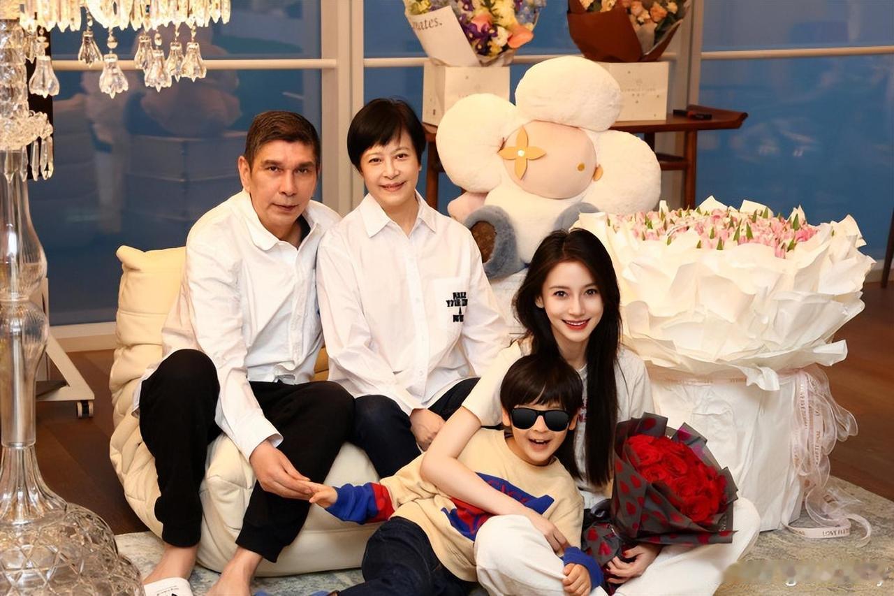 杨颖晒35岁生日全家福，与父母儿子罕见同框！7岁小海绵露正脸像爸又像妈，太会长~