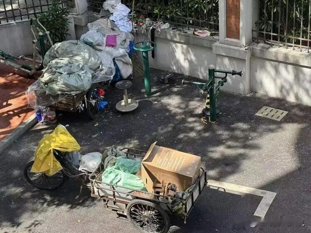 上海，某小区15号楼下1片公共空地，10余年来被楼里一户居民长期占用堆放废品、分