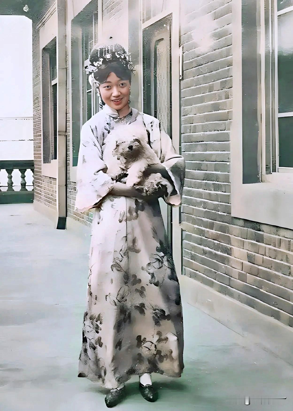 1925年，天津，在室外抱着小宠物的末代皇后婉容。这绝非演员所扮演，确是货真价实