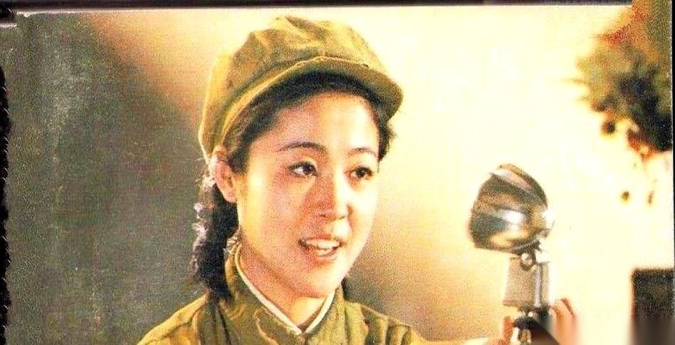 纽约一场外交晚宴，水晶灯下，一个美国男人突然死死盯住了一位中国女翻译。
他推开身