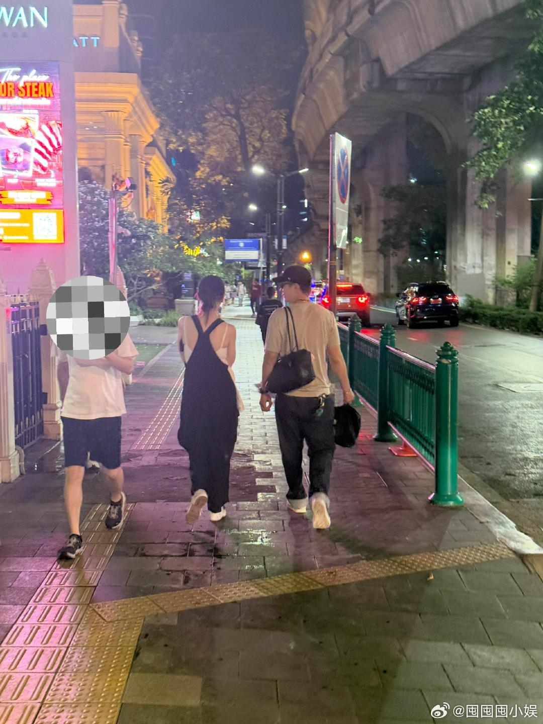 曼谷偶遇戚薇李承铉曼谷街头偶遇戚薇李承铉曼谷偶遇戚薇李承铉，两人并肩走在夜色里的