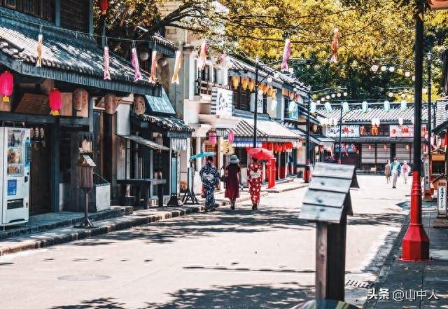 受高市早苗涉台发言影响， 访日游客持续大幅减少，8 月减少59%