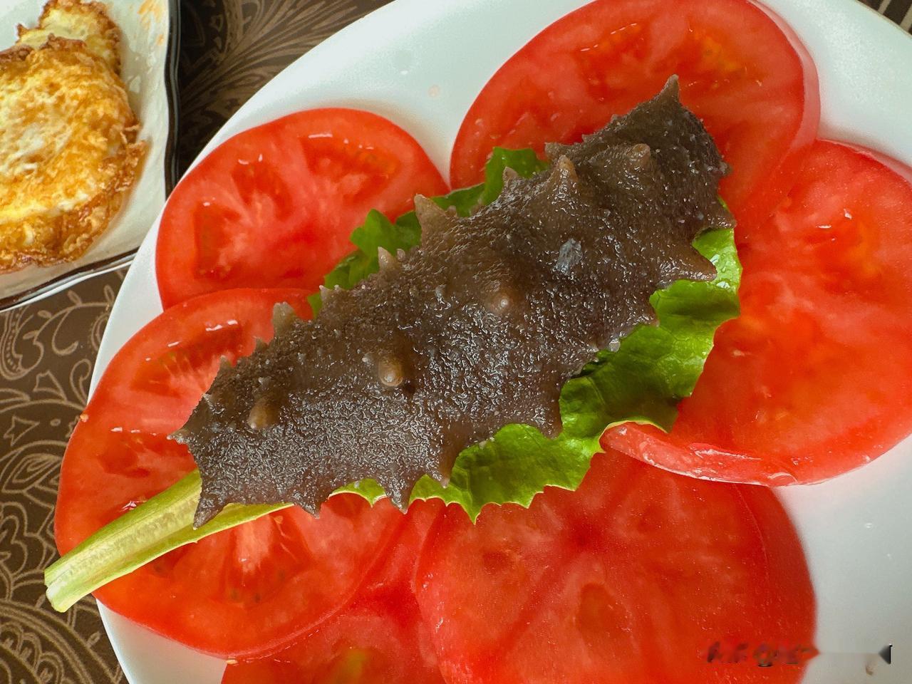 包完了海参吃了一顿最简单的早餐
烫了一只海参，
煎了四个乌鸡蛋，
拿出来一包面包