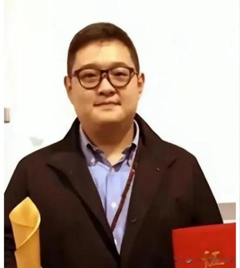 傅彪的儿子傅子恩，他出生于1991年。在傅彪因肝癌去世后，年仅14岁的傅子恩一夜