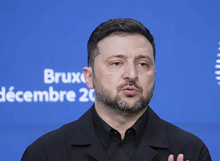 泽连斯基坐拥欧洲给的900亿欧元，怎么可能割地求和呢。有网友发文说，不出意外的话