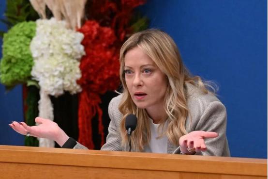 特朗普接受采访的时候，对着镜头怒喷梅洛尼：“她这人太离谱了，根本没法让人接受！我