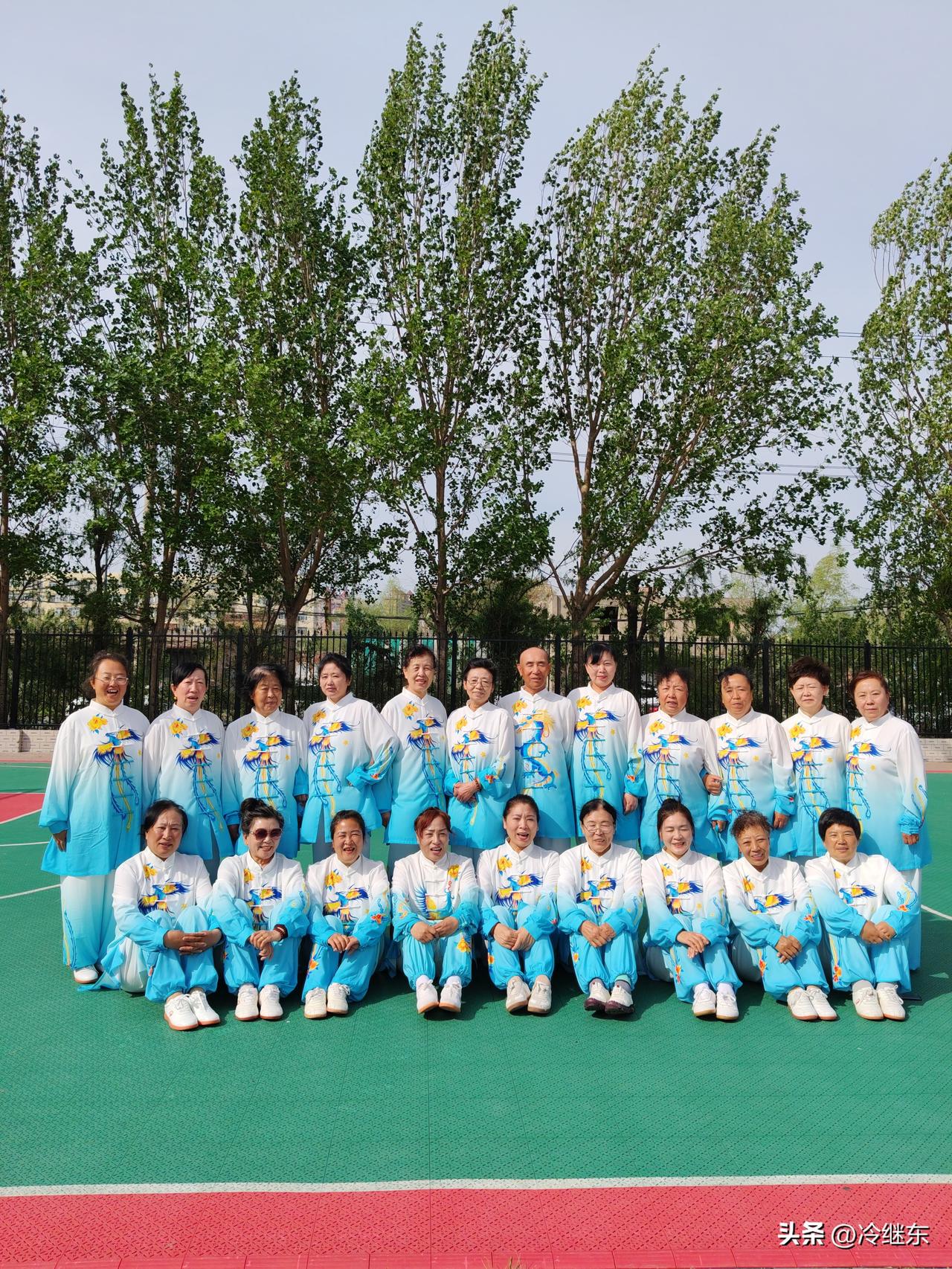 活着和生活是两回事，我不完全同意这个观点。
   活着和生活既是一回事，也是两回
