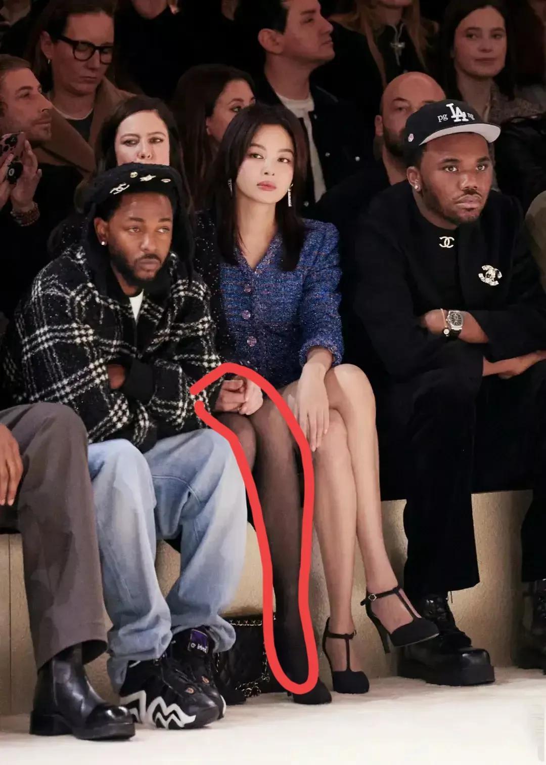 好奇怪，大家仔细看。
辛芷蕾参加活动，坐在两个黑人中间。
而辛芷蕾旁边居然出现了