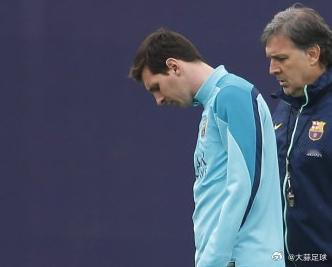 【巴萨犯众怒续约直接叫停】2月24日，《每日体育报》披露，巴萨已经暂时搁置了马蒂