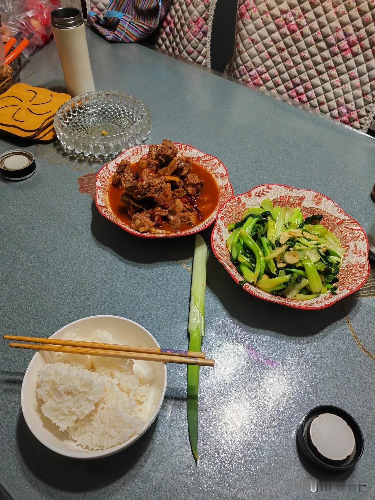 今天中午一盘红烧排骨，炒了一个青菜，二两白酒，吃的很舒服，今天是周末，中午自己一