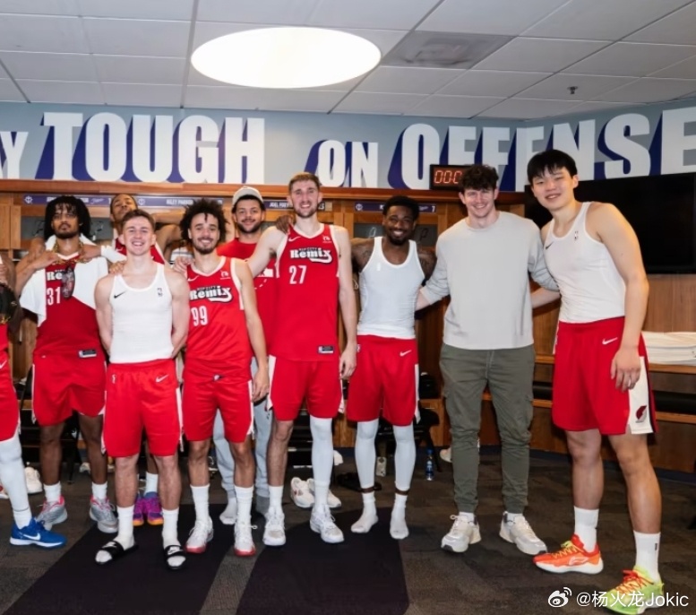 变壮了，小杨参加混音队赛后大合影，他站在最边上，搂住身旁的队友一脸微笑。