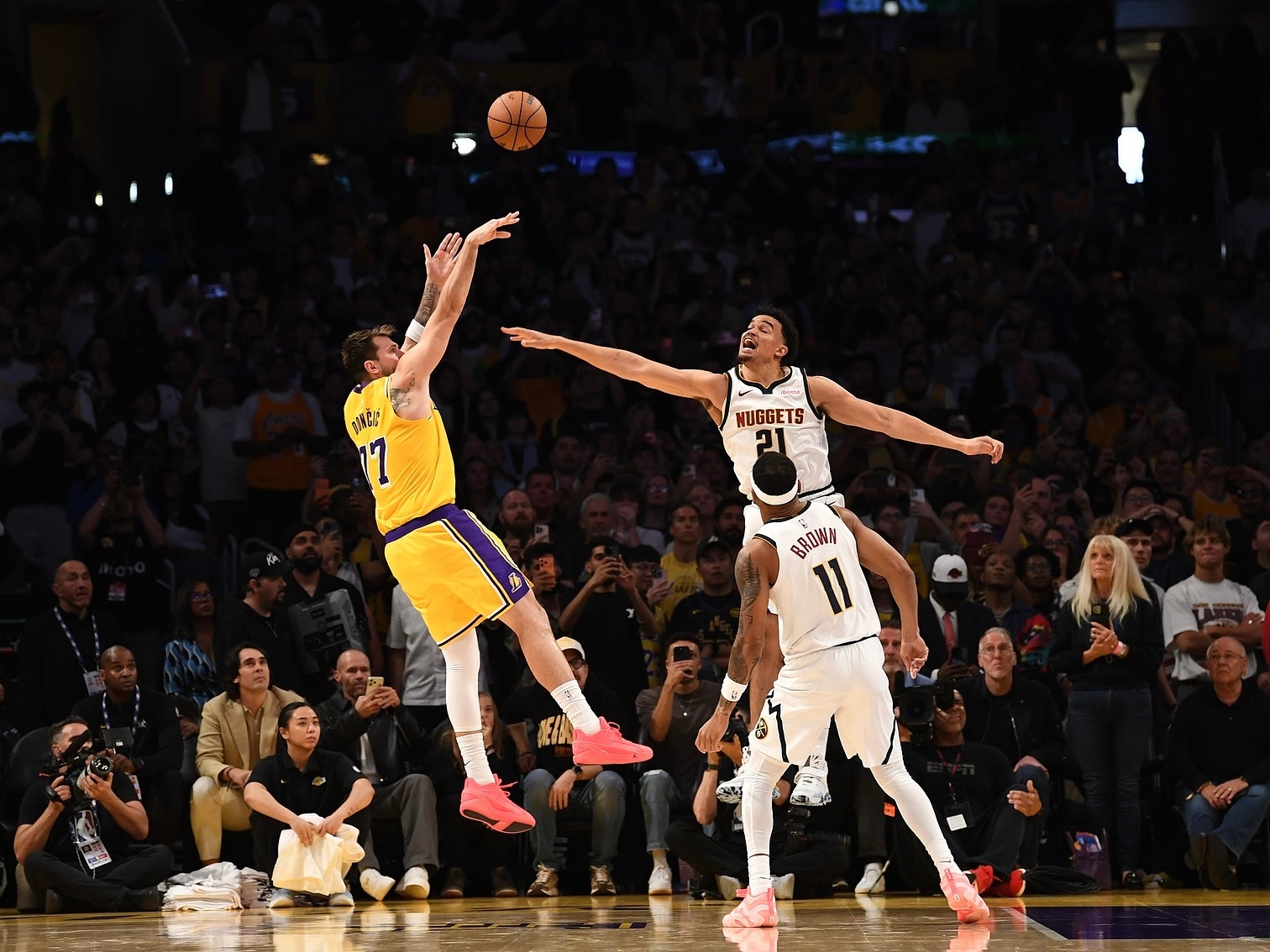 后来的我们也绝杀了掘金只是你不在我们身边了东契奇绝杀掘金里夫斯自投自抢绝平詹姆斯