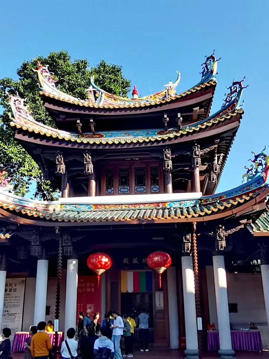 厦门南普陀寺
​南普陀寺位于福建省厦门市，毗邻厦门大学，面临碧澄海港，是闽南佛教