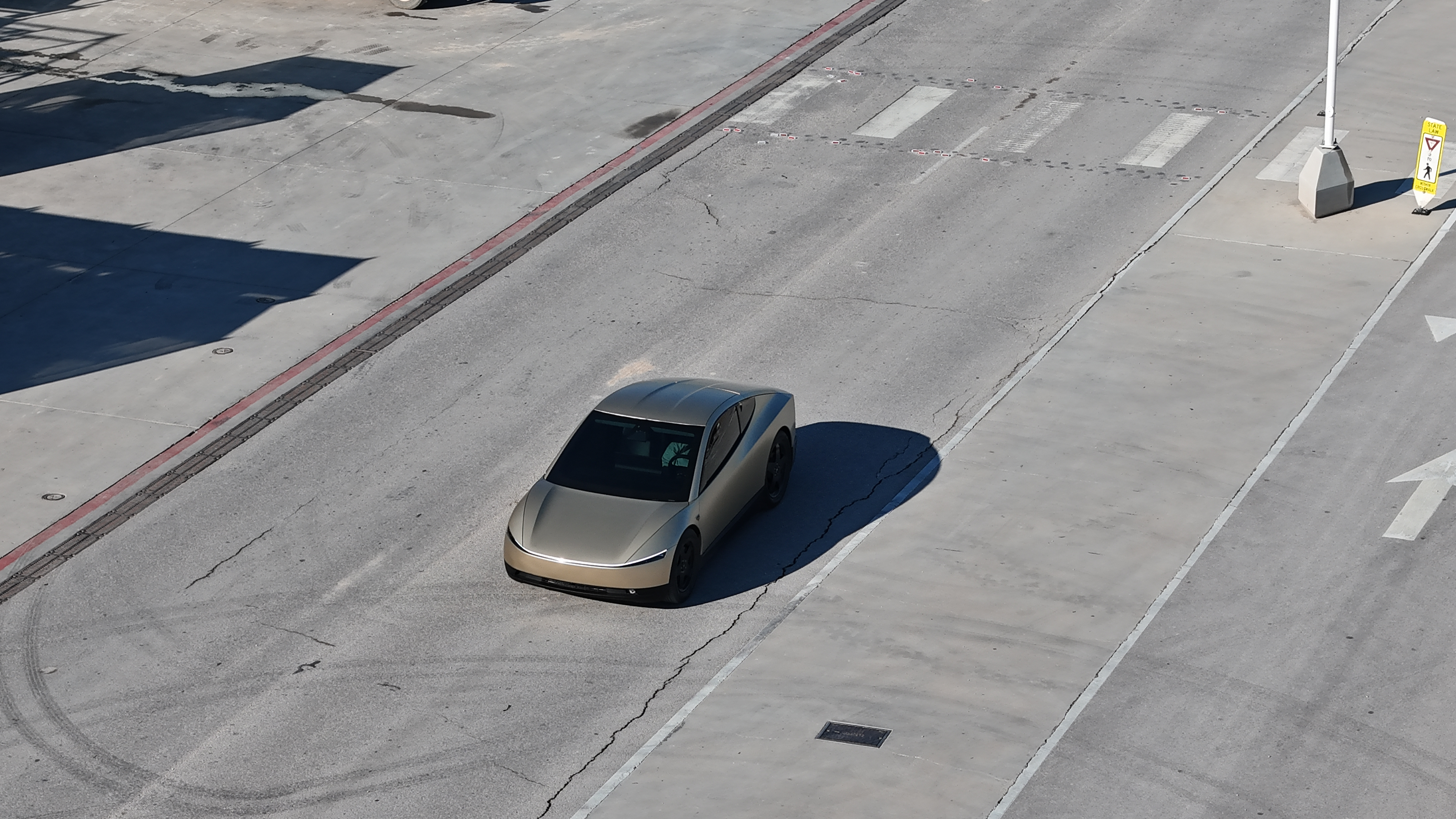 今天 Joe Tegtmeyer 的航拍中发现特斯拉 CyberCab 的测试车