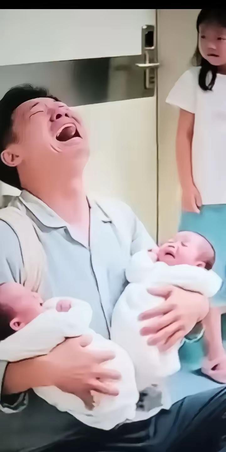 产房门口那哥们直接哭成泪人，原因是老婆提前十个月告诉他肚子里是俩儿子，结果护士抱