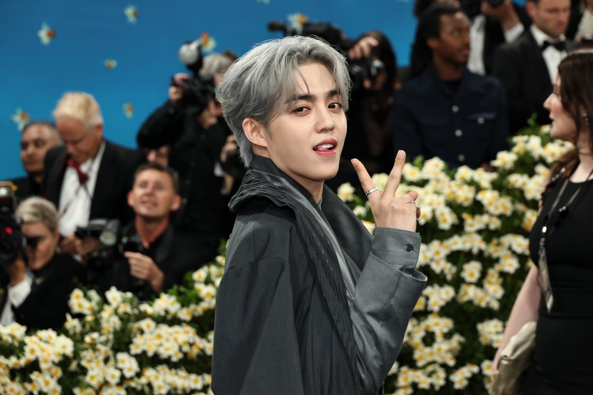 崔胜澈｜Met Gala 2025身穿由BOSS特别定制及佩戴PIAGET腕表登