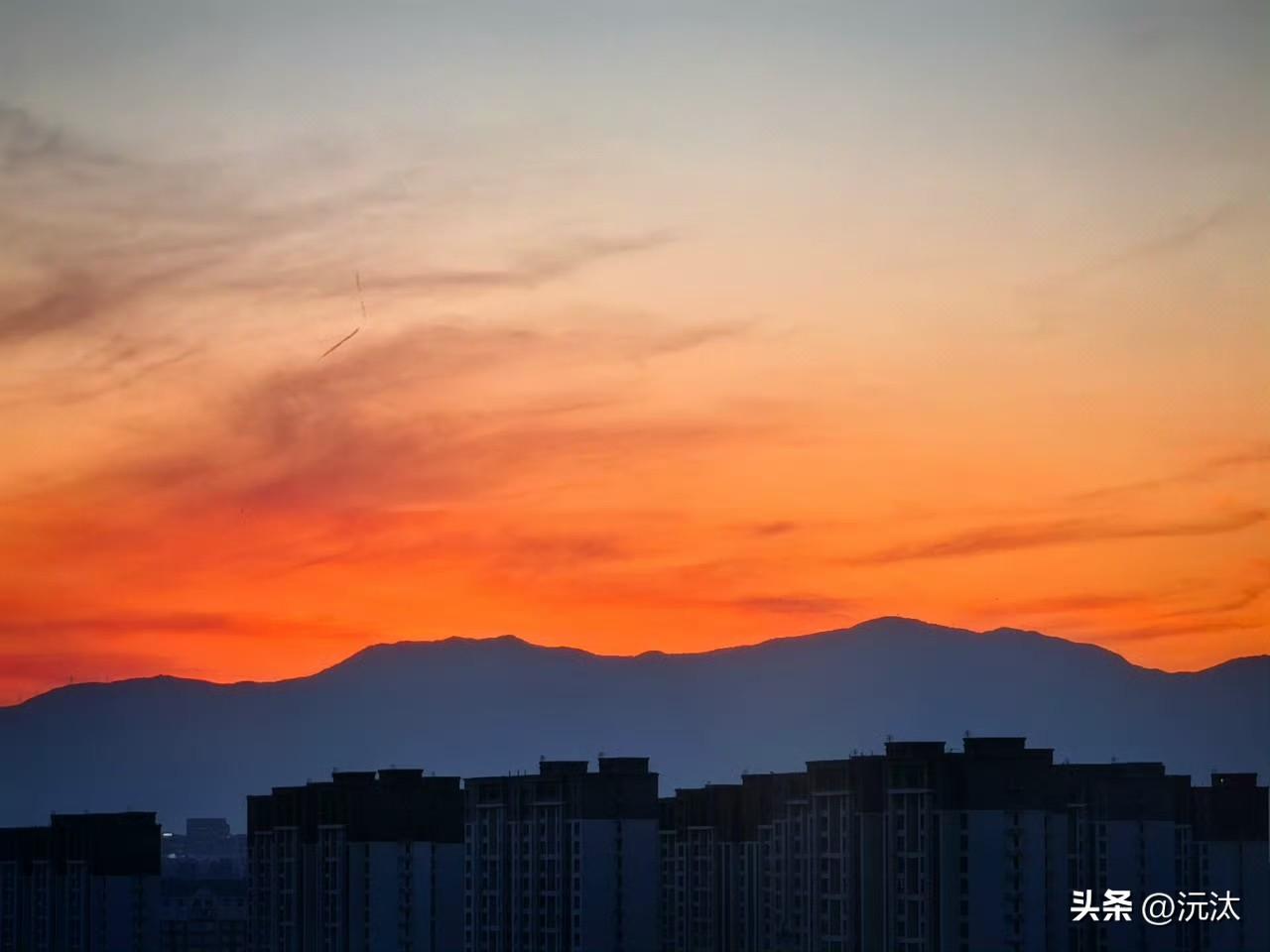 我想去远处的山上，想站在山顶，想伸手扯住一片红霞撕下来。 ​​​