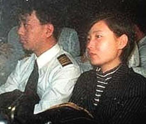 1998年，国航机长袁斌只因为不满分房制度，携带着妻子，驾驶载有95名乘客的飞机
