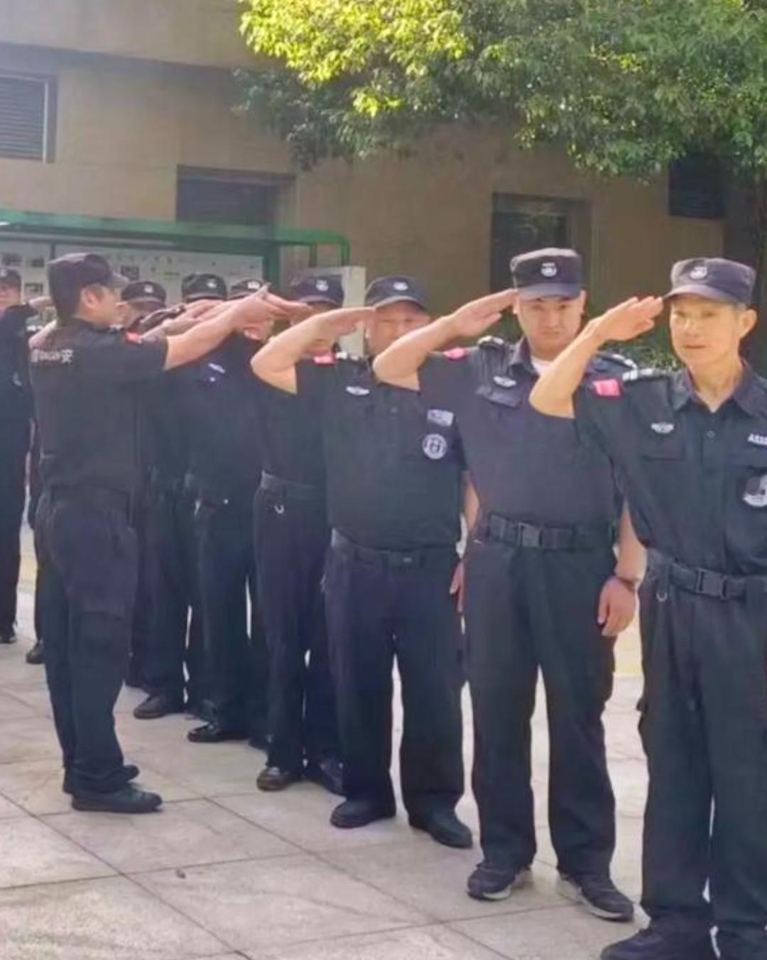 现在当保安还是有前途的，因为现在的保安工资都提高了不少。在福利待遇方面，正规的保