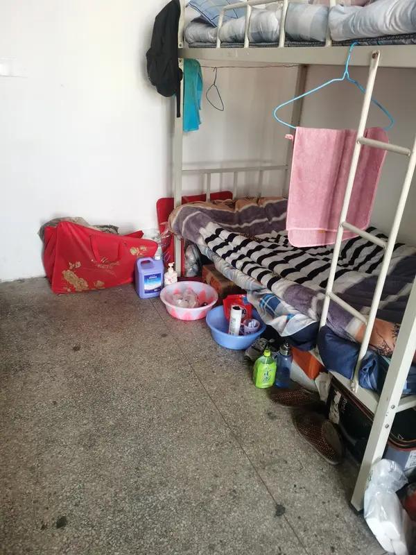 公司夫妻房住的不是夫妻…
故事发生在广东东莞凤岗镇天堂围某工厂管理宿舍。时间非典