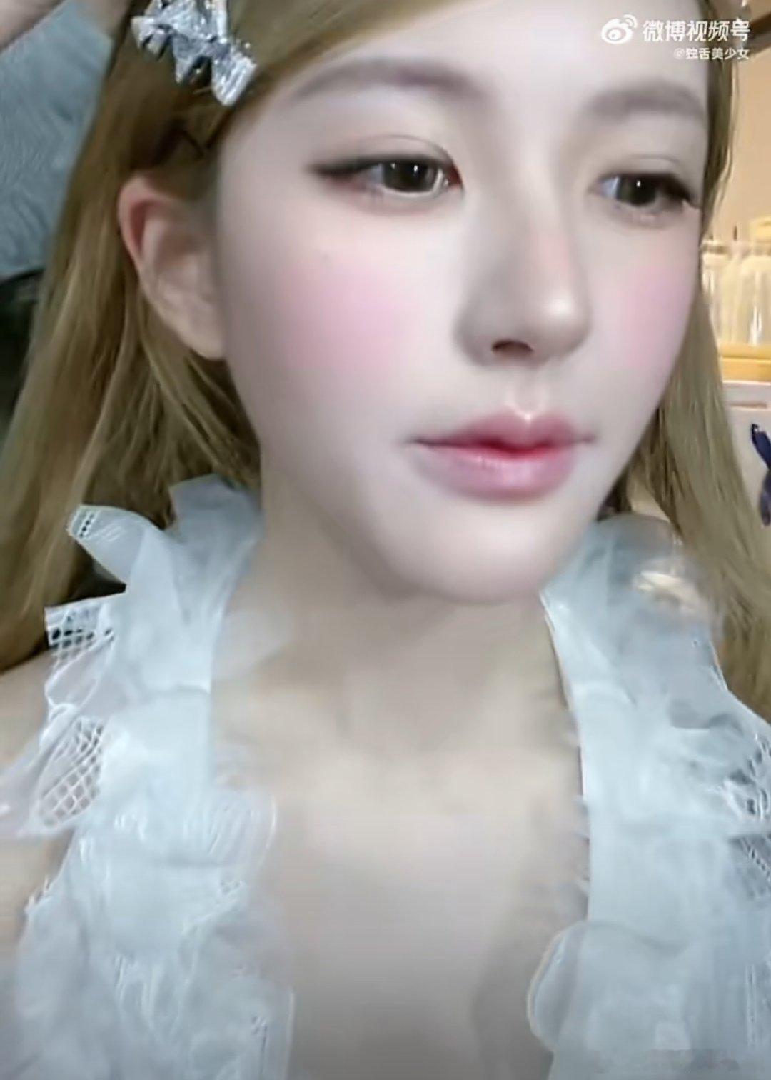 这芭比妆和她的笑容简直是绝配，“老芭比”的说法非但不突兀，反而让人觉得她超有梗又