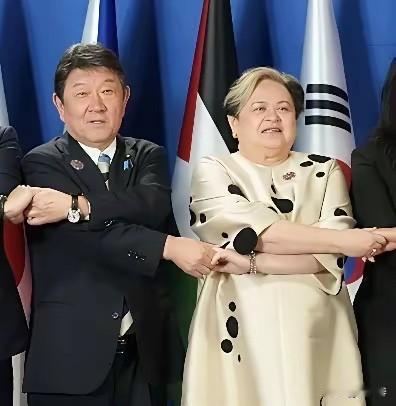 终于勾在一起了！