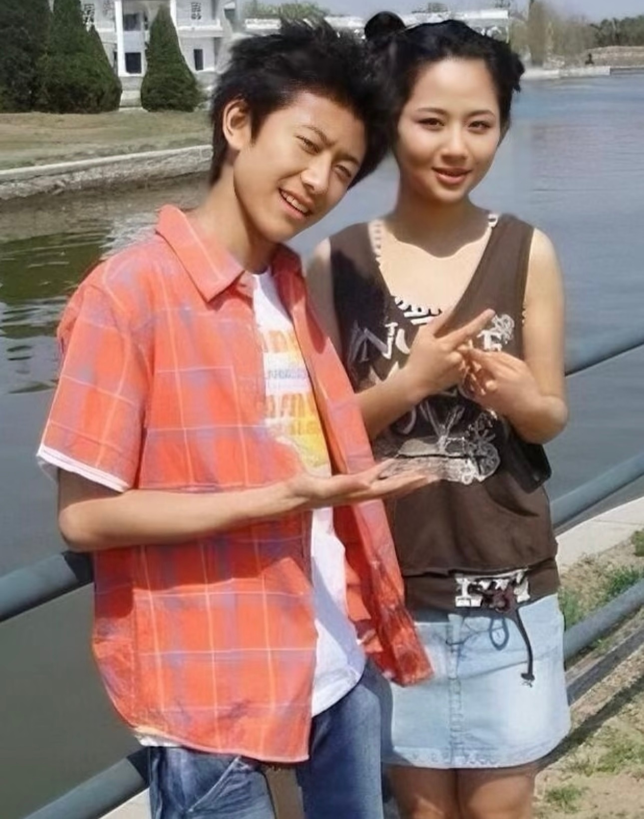 张一山杨紫青梅竹马这本书翻开第一页是2005年夏天的家有儿女，往后二十余页，全是