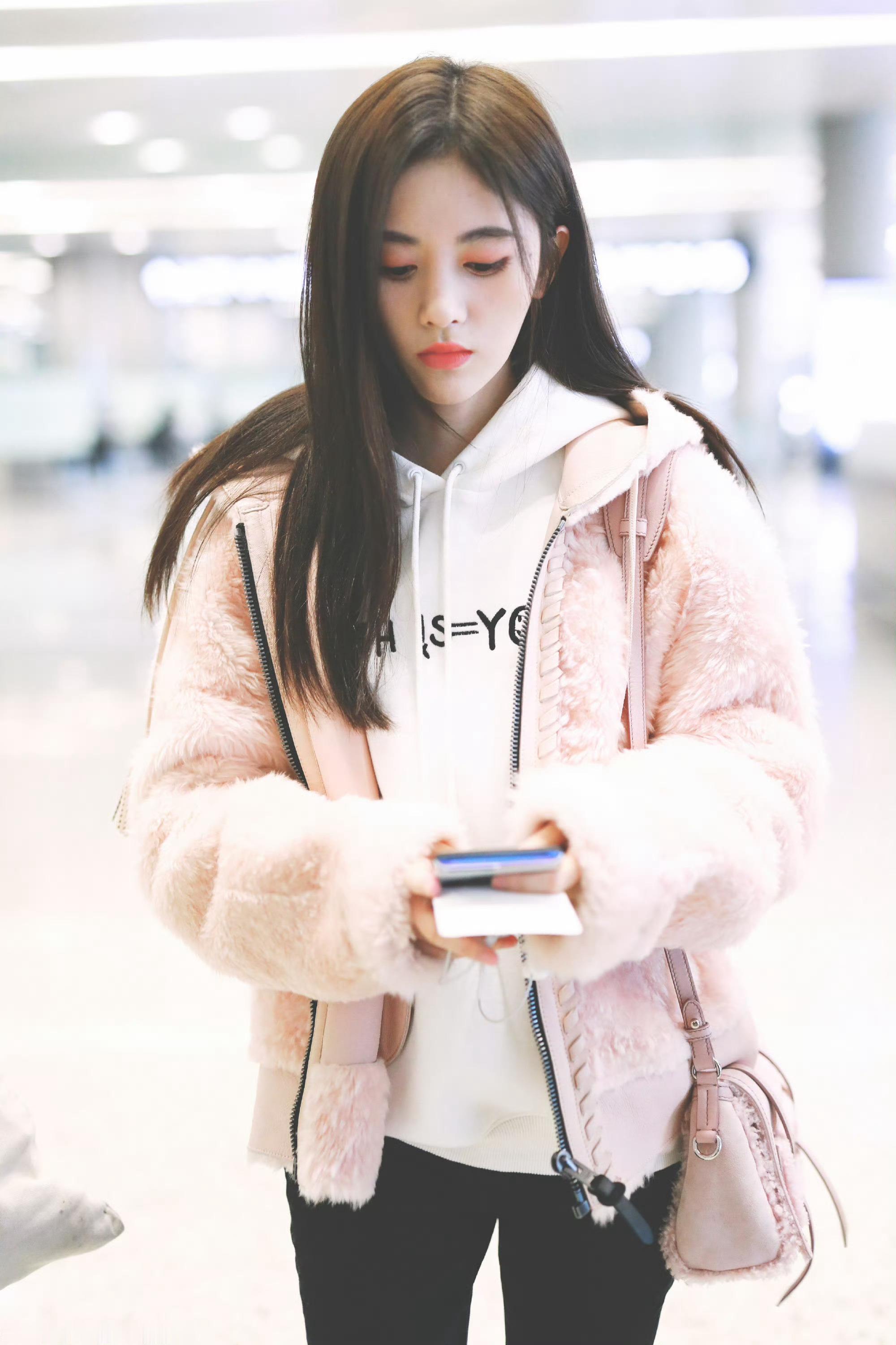 jjy鞠婧祎jjy鞠婧祎阿黛从晨光熹微到晚霞漫卷，爱意从未落幕。𝐅𝐫𝐨𝐦
