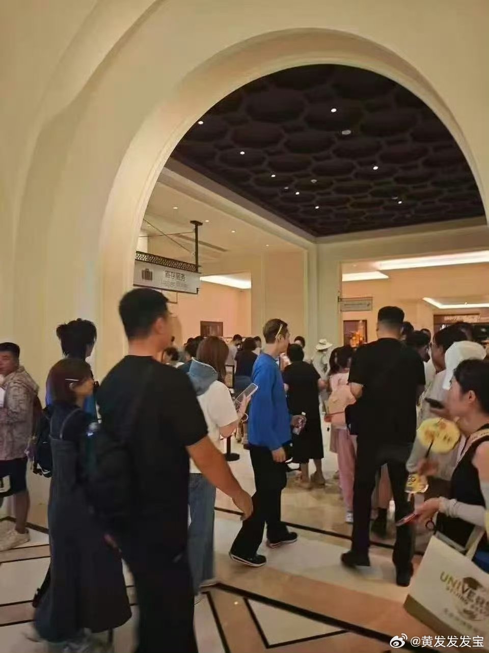 环球影城偶遇陈伟霆曾舜晞九门谁羡慕现场路人了！陈伟霆、曾舜晞结伴逛环球影城做剧宣