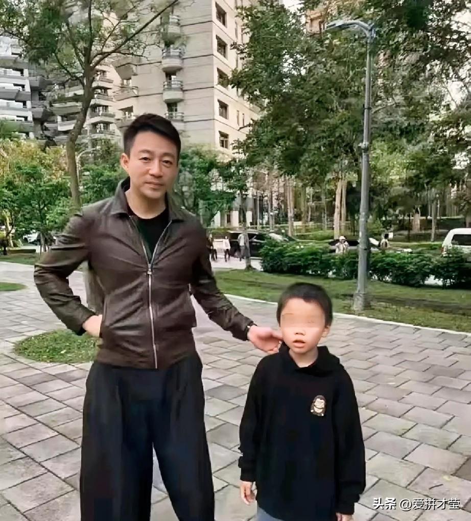 汪小菲儿子正脸照曝光，父子俩长得超像，简直一个模子刻出来的，而且8岁汪希箖又瘦又