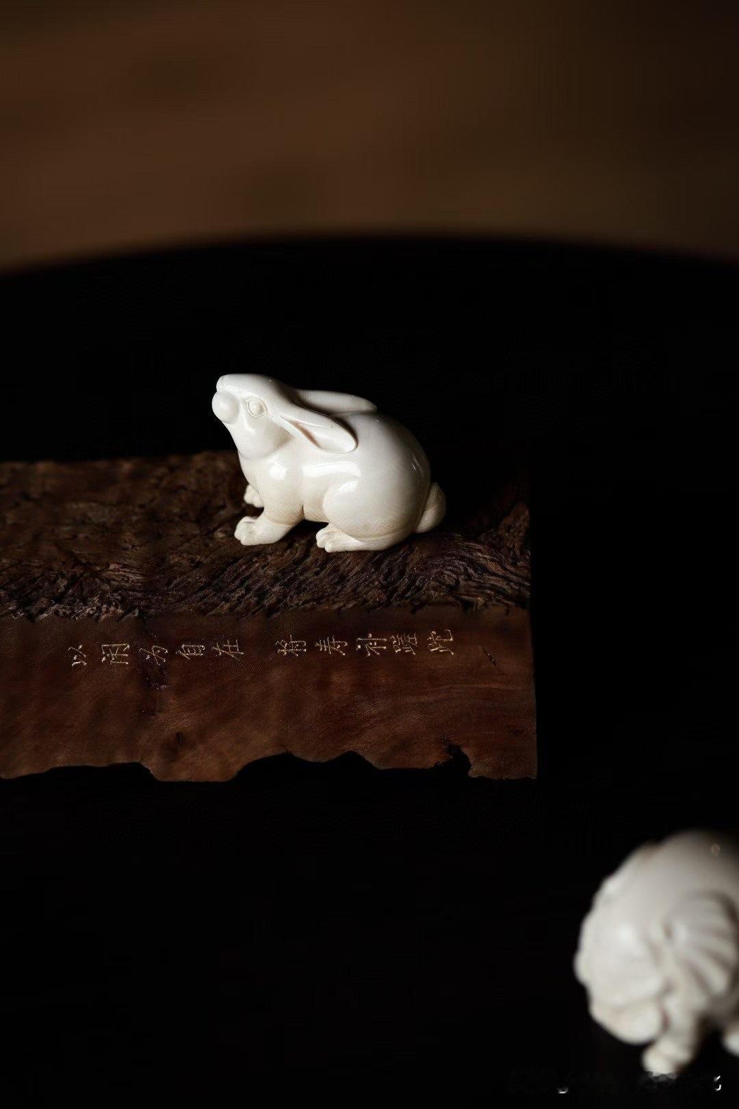 月色不语，玉兔知秋。

这件猛犸玉兔，取材温润细腻，色如凝脂。圆润的身形不见半分