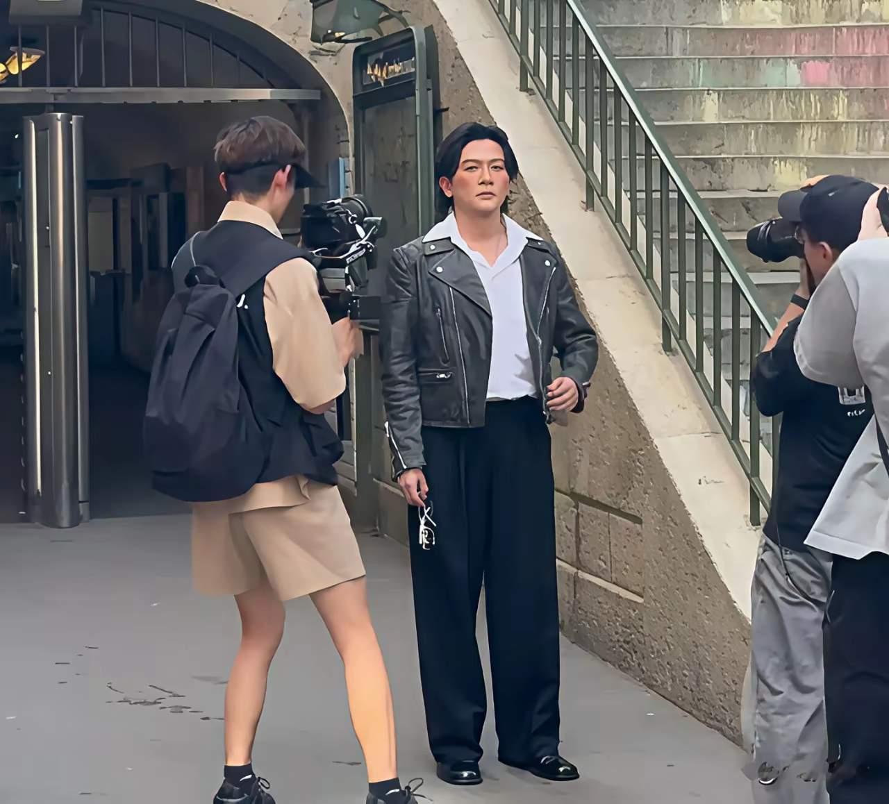 刷到苏有朋在巴黎的一组街拍路透，一下子有点恍惚。
曾经小虎队里阳光帅气的乖乖虎，