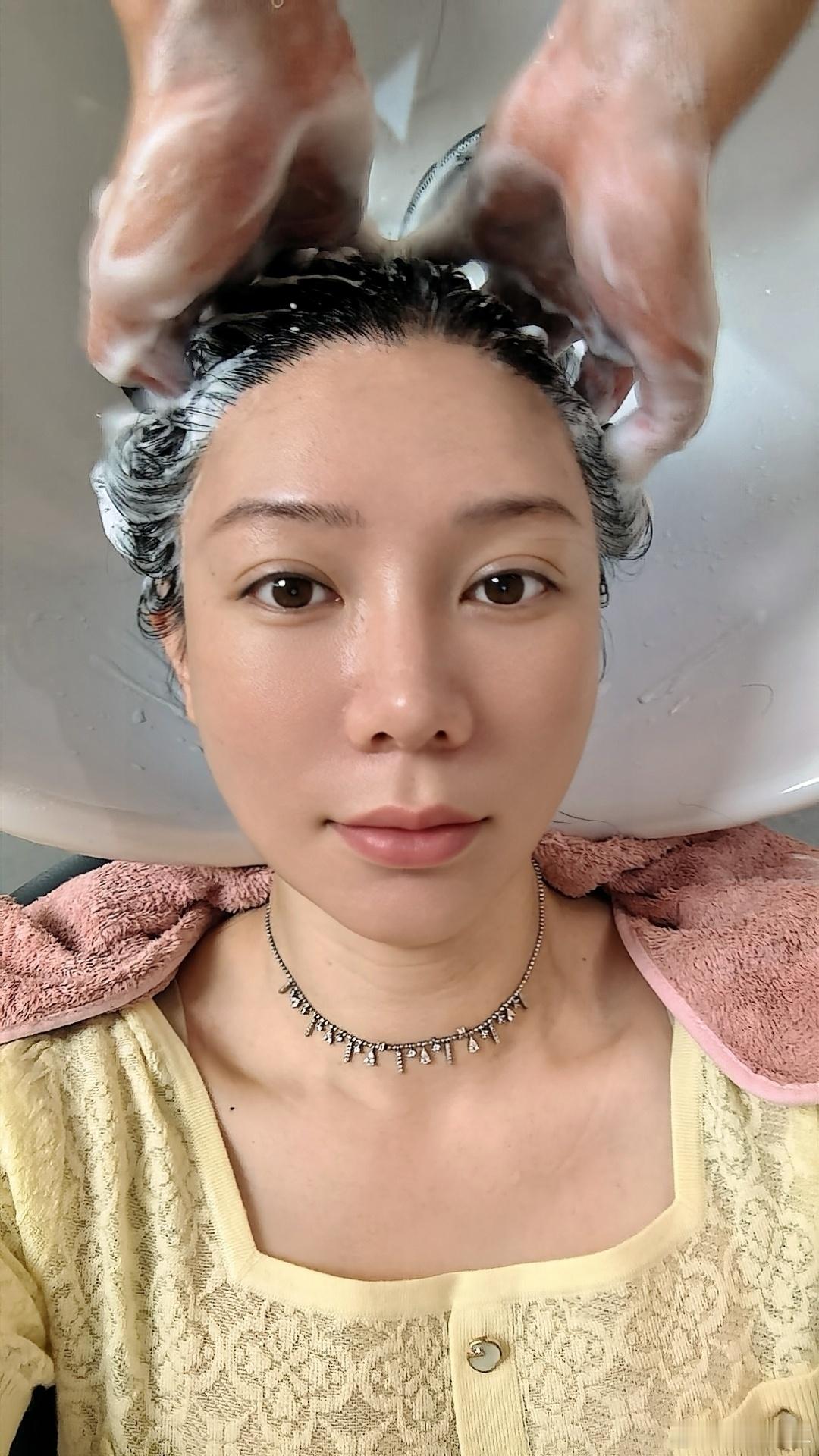 早上起床想洗澡但是放半天没热水可能是一楼装修把楼里燃气给关了于是我到楼下理发店洗