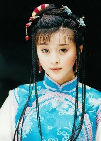 “今天本王就要宠幸你！”1820年，铁帽子王裕兴从背后抱住美女丫鬟，没想到接下来