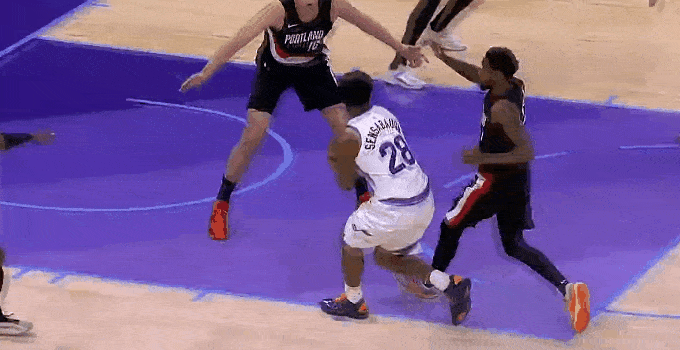 回应球打得漂亮杨瀚森，上一回合刚被凯斯勒在篮下打进一球，下回合杨瀚森篮下接卡马拉