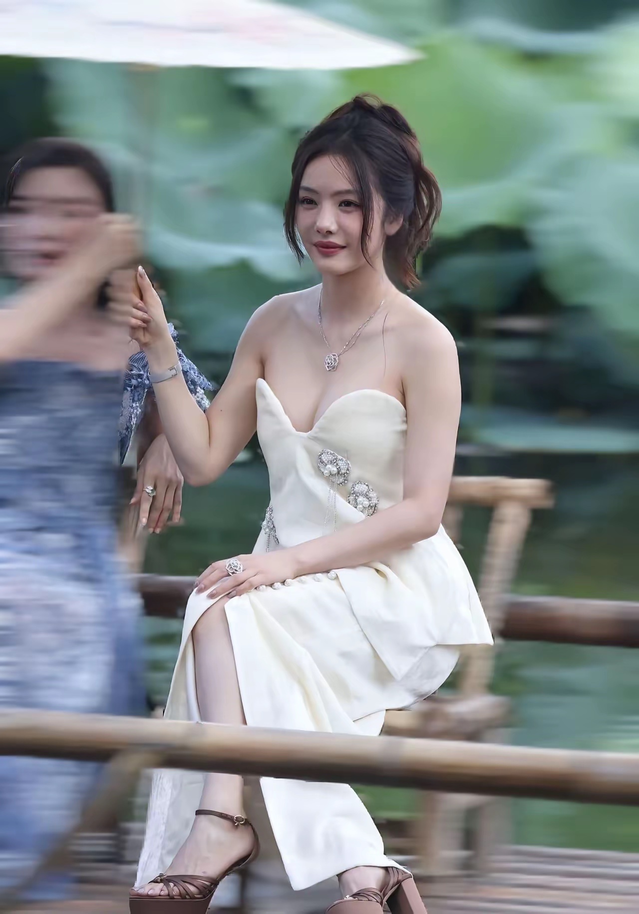 蔡文静这么漂亮身材这么好，为什么就不火呢？ 