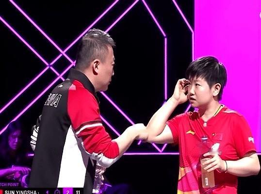 马琳把邱贻可的椅子搬走了，孙颖莎3-0干翻波尔卡诺娃，4-9落后连追7分。

网